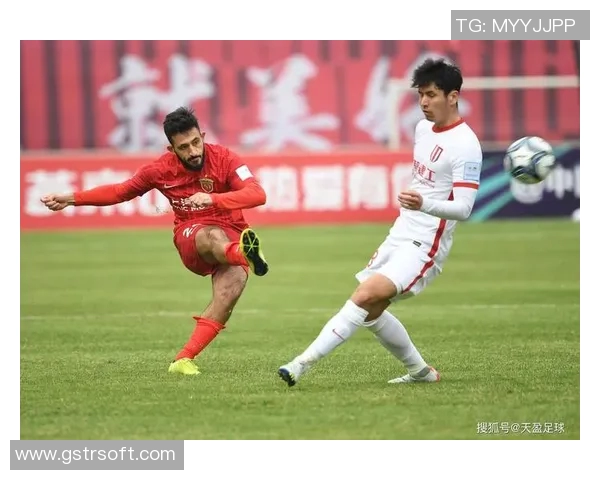 南建业迎战上海上港争夺中超联赛关键三分的精彩对决